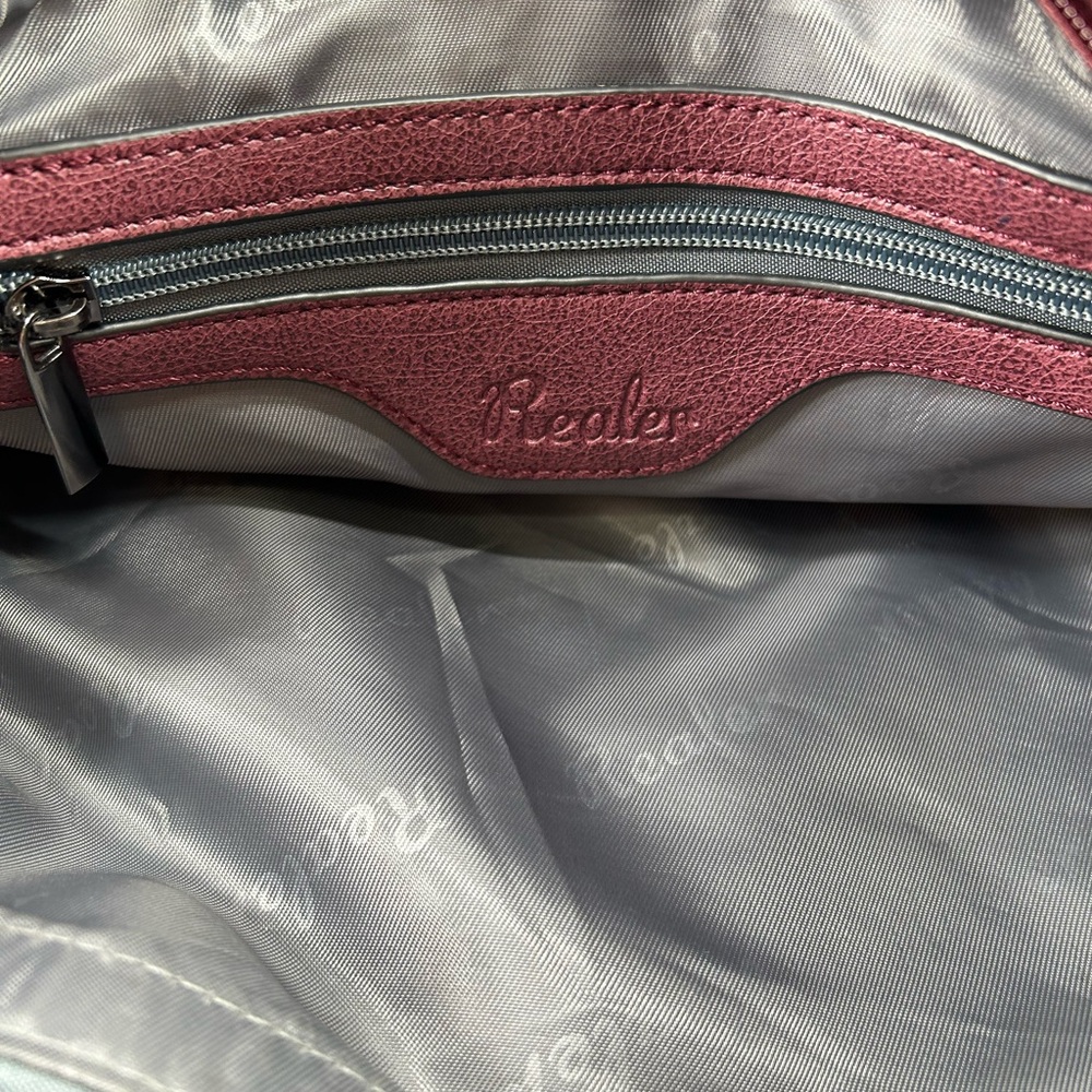 Realer Shoulder Bag - Picture 2 of 13
